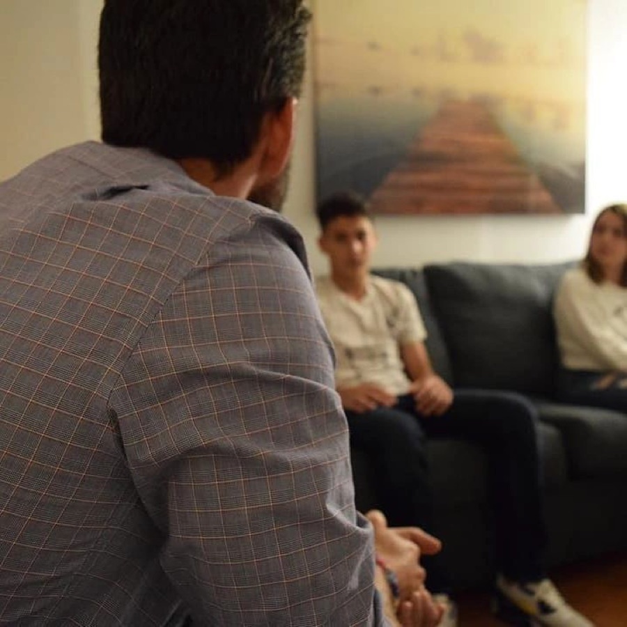 Omar Babun in a coaching session with a family